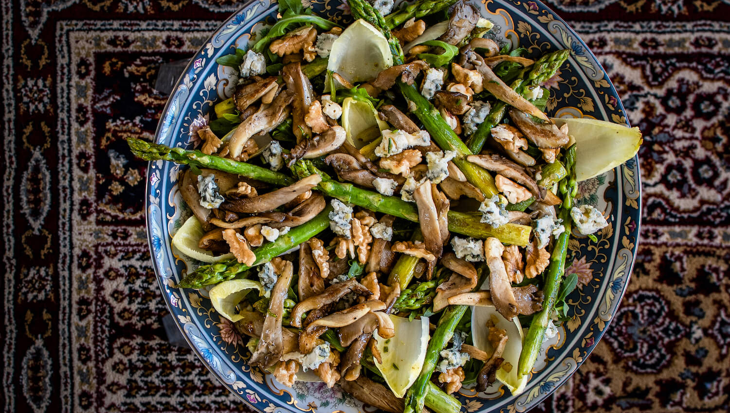 Recept: warme salade met oesterzwam, groene asperges, witlof en blauwe kaas